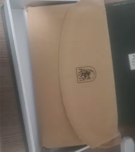 全新钱夹，带全套包装，可送人可自用，适合女...