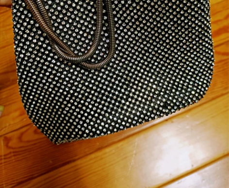 钻石包包，前后各少一颗钻（去美甲店可以补上...