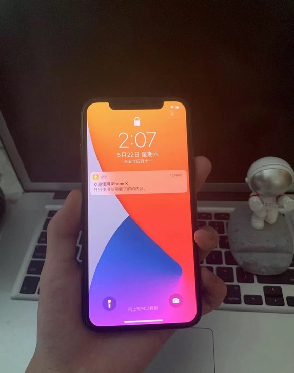 女生自用的苹果iPhone x白色 256...