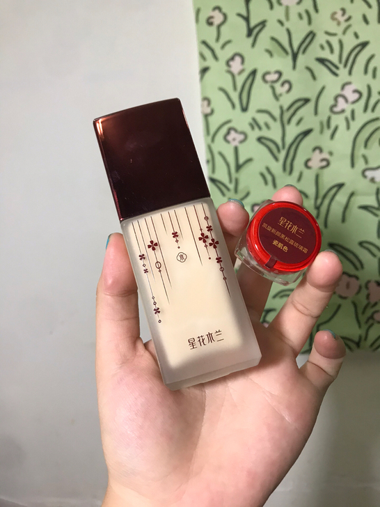星花木兰粉底液  几乎全新，有赠品