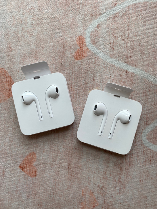 新买的苹果手机耳机。只有一个了