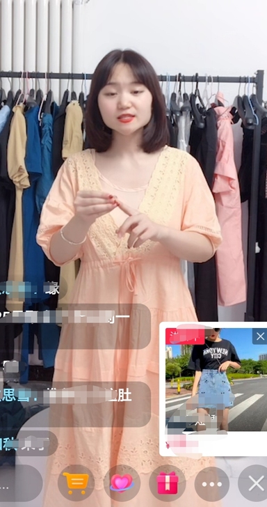 直播间买的一个橘色两件套，里边是一个吊带全...