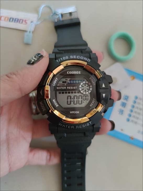 全新韩版电子表，简约时尚。