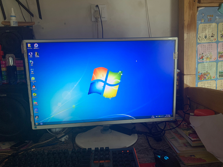 三台电脑显示器 一台三星27寸 450。 ...