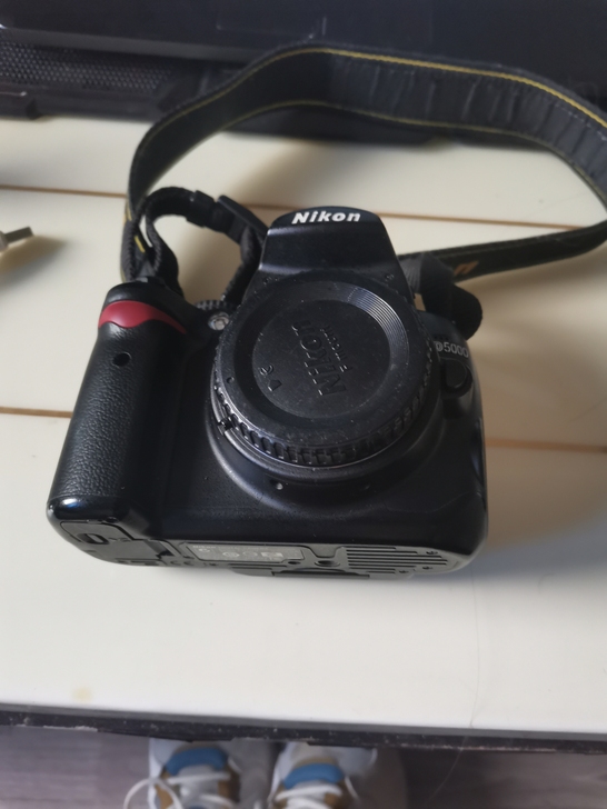 尼康 d5000单机，专业级别相机。因为最...