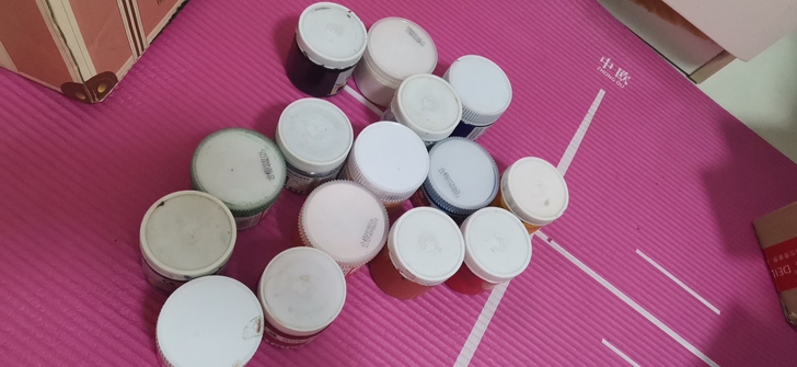 水粉颜料，有马利丙烯和文萃水粉。