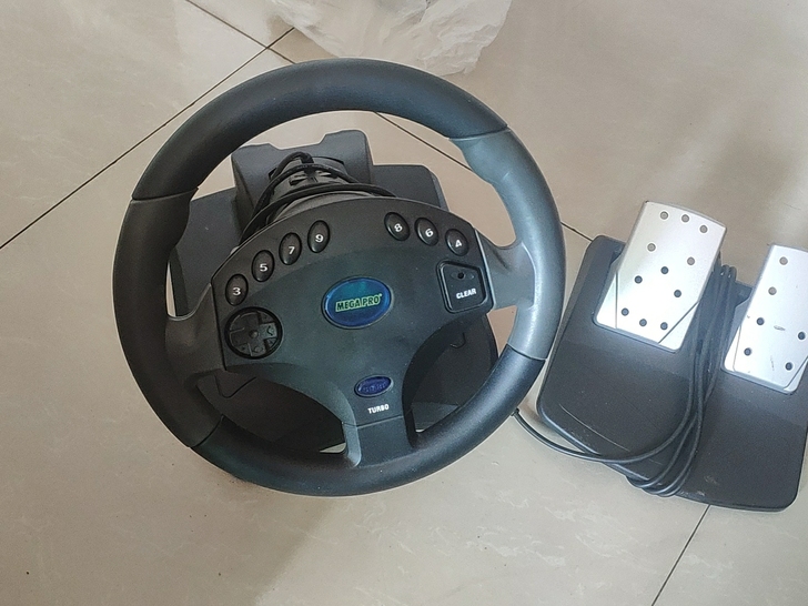 游戏方向盘，早些年买的几乎没用，可以玩无质...