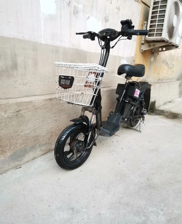 爱顺电动车，带一块48v12a的电池，三挡...