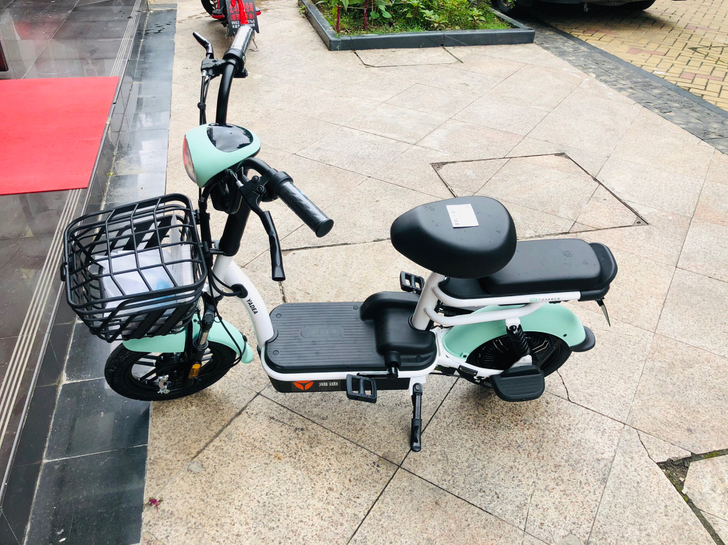 雅迪全新电动车，专卖店1800多，商家赠送...