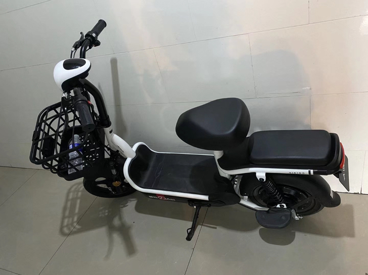 爱玛电动车，实体店购买，自用，没怎么骑，成...