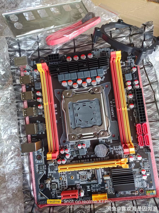 几乎全新主板，保修还有一年，配件齐全，才用...