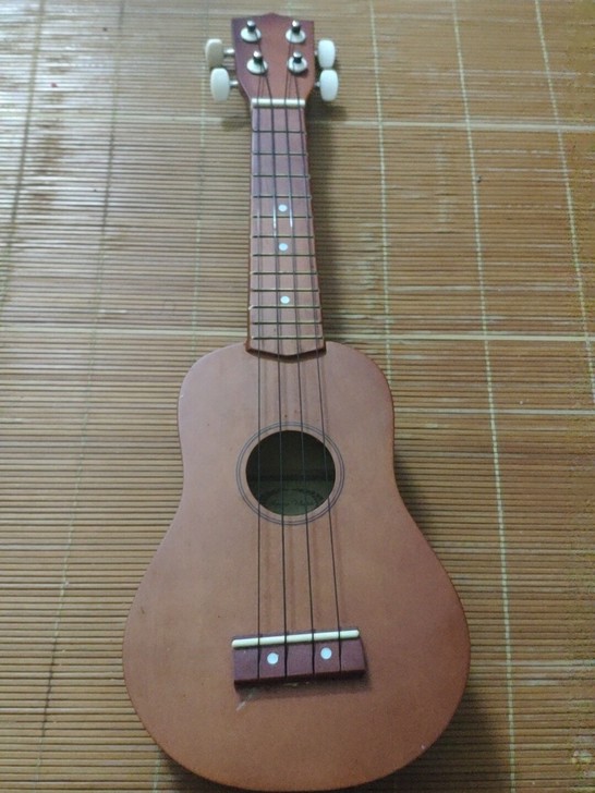 尤克里里，买了都没用过，一时兴起买的！