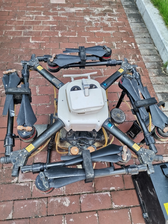 出大疆1p无人机一台，遥控器一个，电池一块...