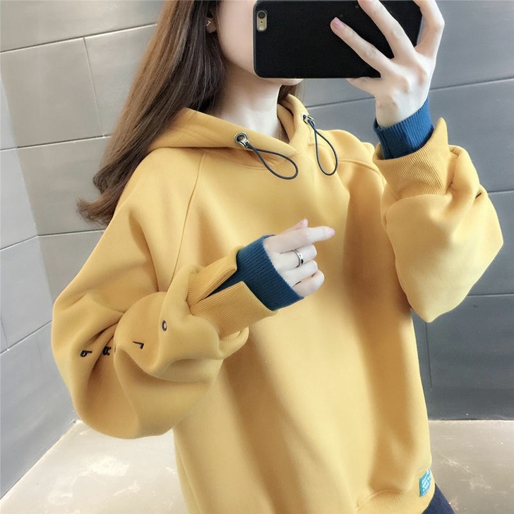 转手原因 ：因店面到期，所有衣服裤子便宜卖...