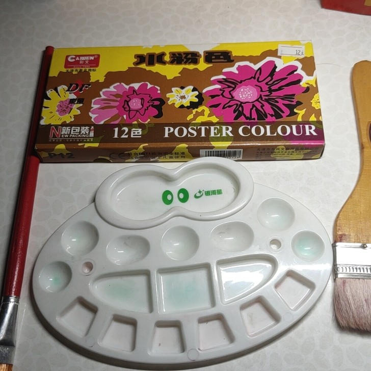 水彩颜料2盒，画笔3支，排笔一支，水彩盘一...
