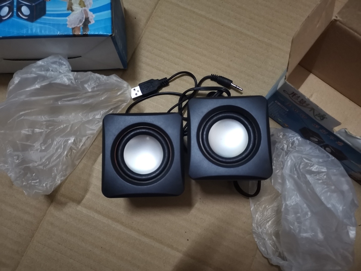 2对小喇叭音响，全新的，3.5音频输入，U...