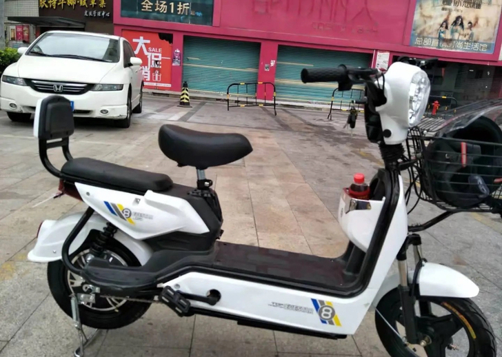 雅迪新国标电动车转让，因工作地点变化，胎毛...