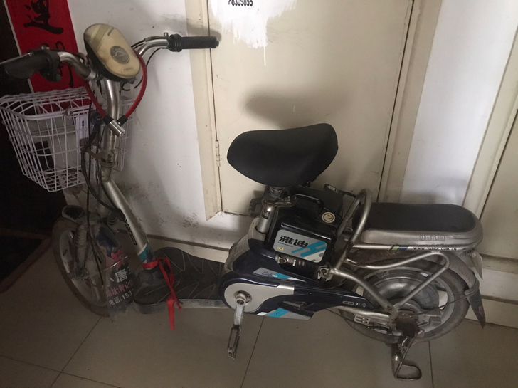 雅迪电动车48v12A电动车。95新。充电...