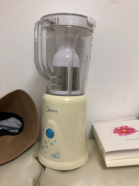 美的榨汁机搅拌机，用的次数不到十次，内里较...