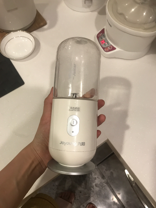 闲置转让 榨汁机 用着没问题 家里有多个榨...