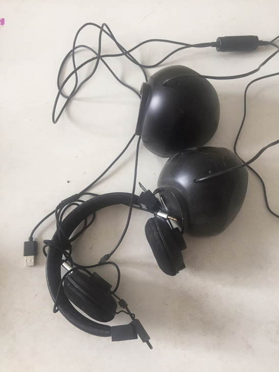 一个耳机和一个音箱。15元不包邮