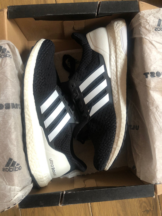 阿迪达斯uboost4.0 40.5码黑白。