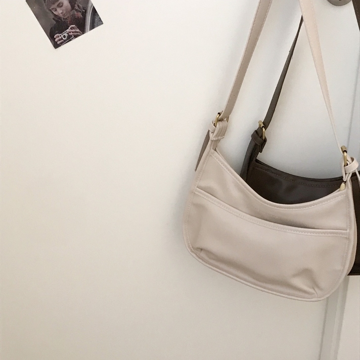 性价比非常高的一款单肩包，超有质感的柔软面...