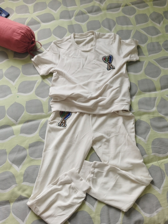 超柔软~一套运动衣，型也好，95新。最大能...