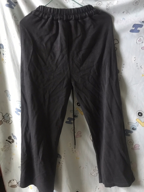 深灰色阔腿裤，挺厚的，在广东的冬天完全够穿...