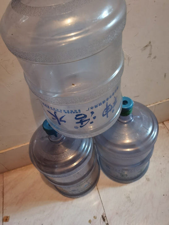 神活水，水桶25/个，有3个，在苏宁广场附近