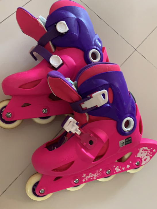 迪卡侬轮滑,丫头脚长的飞快护具帽子都还能带...