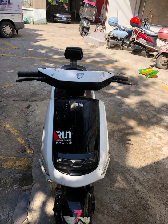 雅迪电动车。60付20安的。