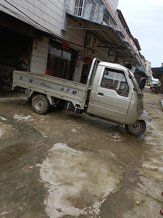 老头子的盘试三轮摩托车，年纪大了，耐不活开...