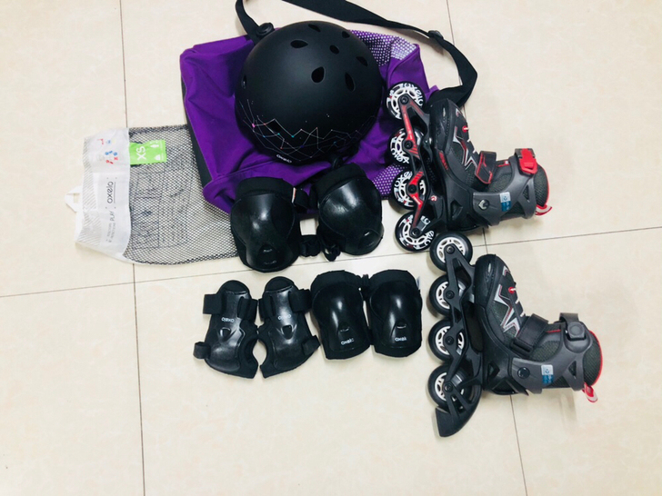 迪卡侬全套轮滑鞋转让，含护具、头盔、轮滑鞋...