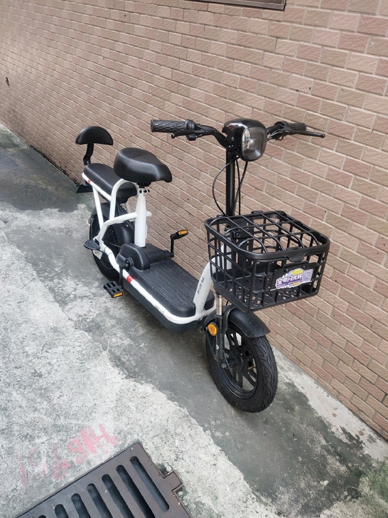 哈啰电动车。买来没骑几回。几乎全新。车架未...
