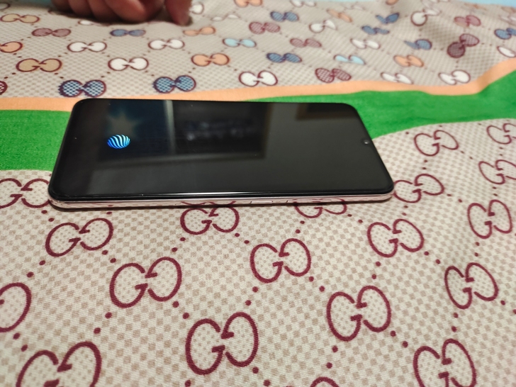 vivox23幻彩版，6128G，屏幕指纹...