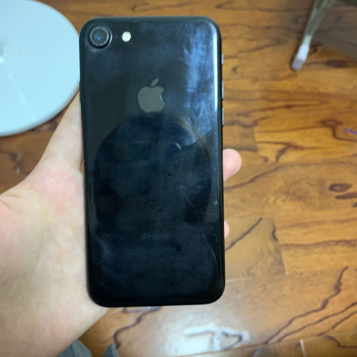 苹果手机7  亮黑色 32G 7新 有些许...