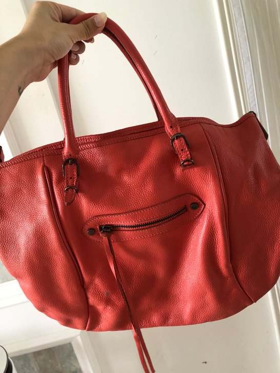 超软牛皮包挺大一个的。皮质超软其他地方都很...