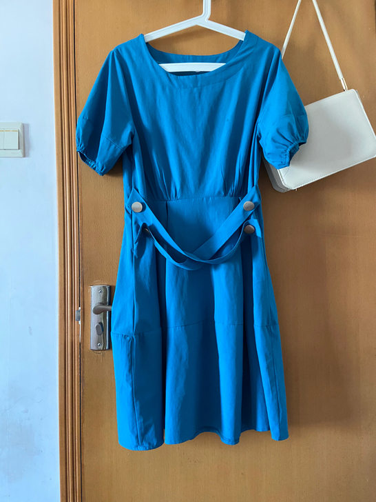 大气连衣裙 气质又遮肚子 穿上超显白