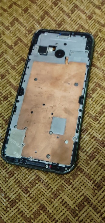 黑鲨2pro手机屏幕碎，摔碎了，边框有变形...