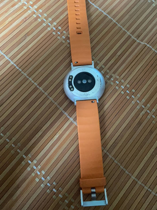 出一个华为荣耀的手表，原盒还在，买就送一个...