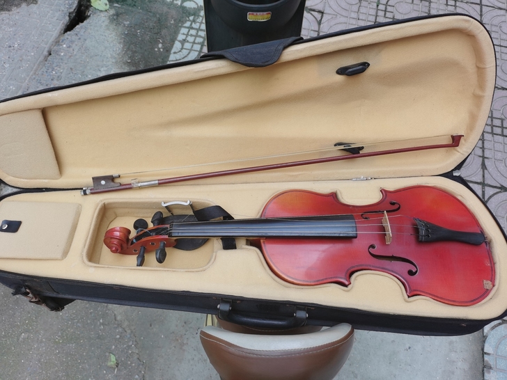 废旧小提琴