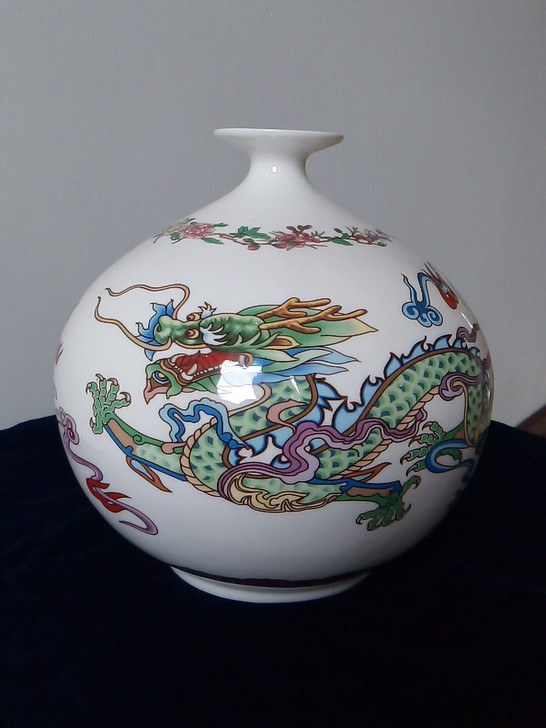 中国工艺美术大师梅健鹰设计的青龙石榴瓶，品...