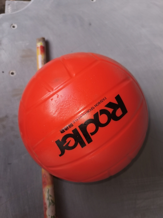 体育用品店关门，几个全新软式排球清仓处理！