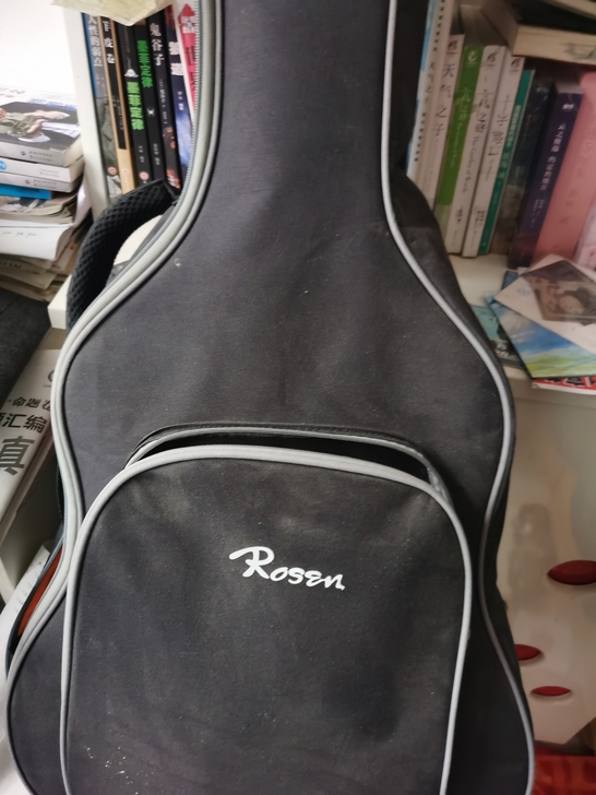 卢森吉他，去年买的，一直闲置到现在，玩的不...