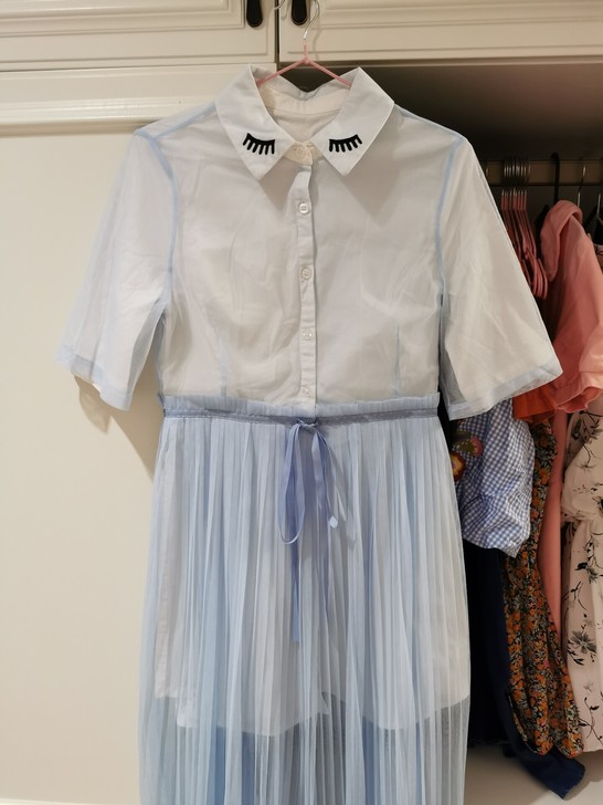 假两件连衣裙，样子比较独特，里面是白色衬衣...