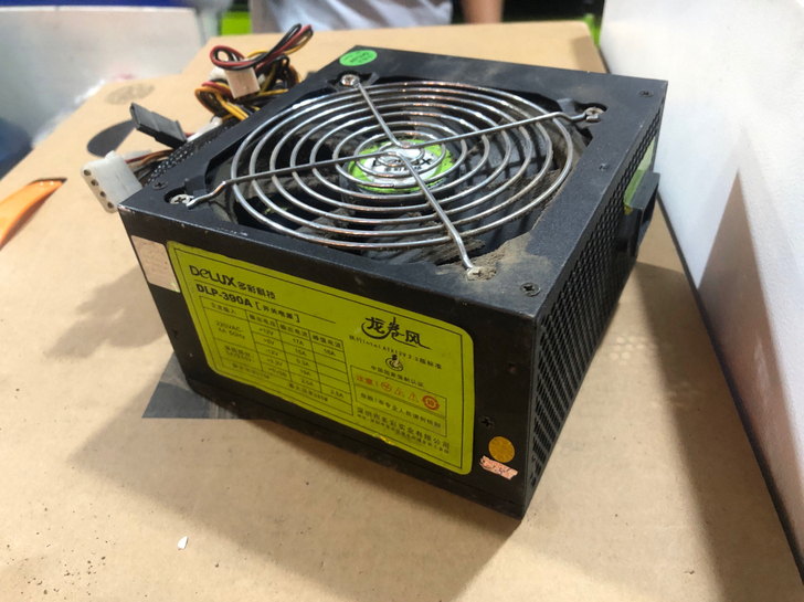 多彩390电源。接口齐全。完好 直接拍包邮...