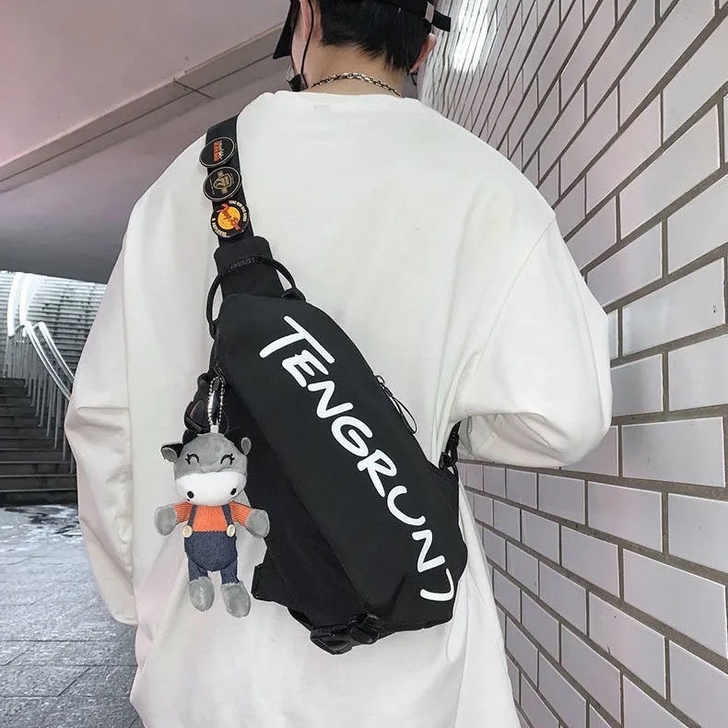 店铺到期！斜挎包男运动腰包休闲时尚单肩包学...