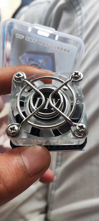 出售一个粘贴式半导体手机散热器一个，几乎全...