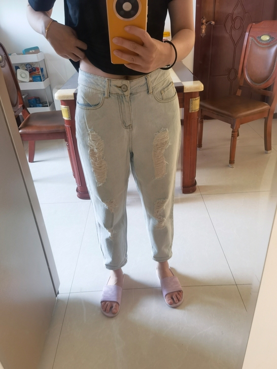 乐町破洞牛仔裤，上身如图，没穿过几次，小了...